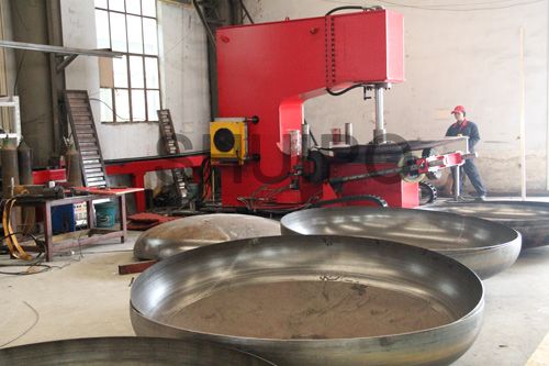 工作中的數(shù)控壓鼓機