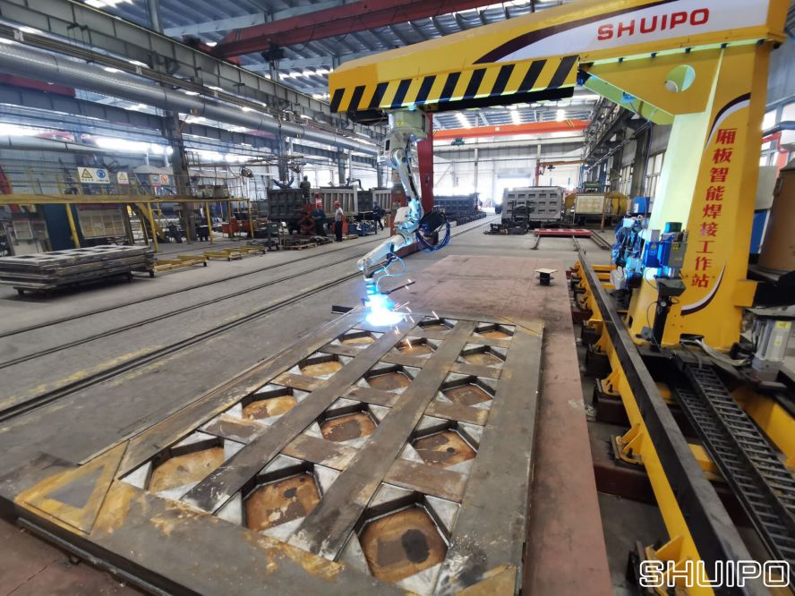 廂板焊接機(jī)器人 廂板焊接機(jī)器人