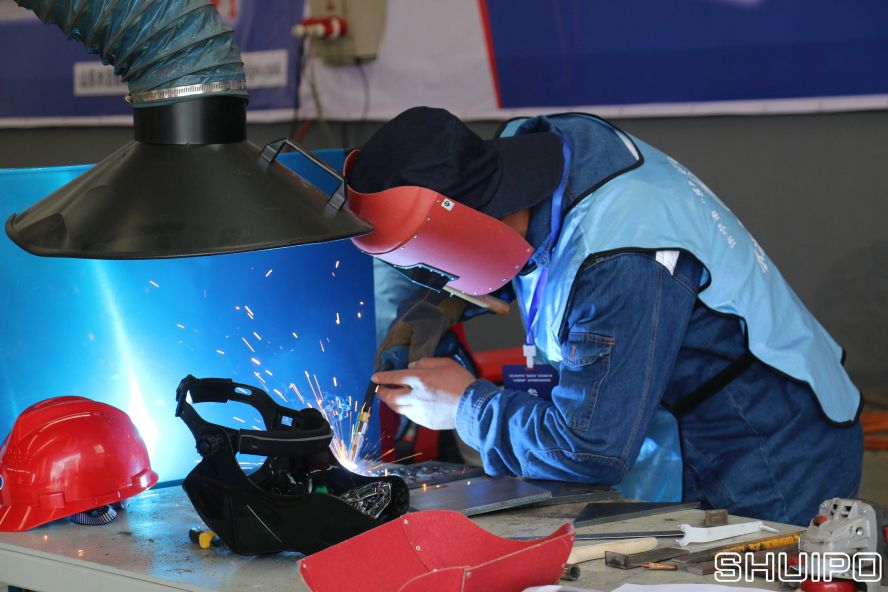 4.手工焊參賽選手.JPG 4.手工焊參賽選手.JPG